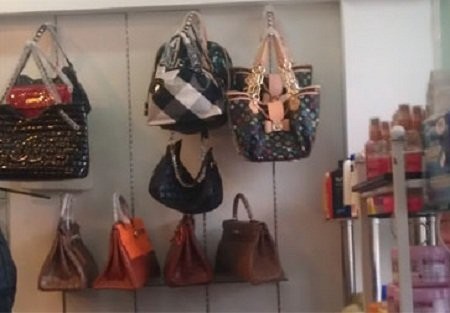 Túi xách thời trang hàng hiệu đang là mặt hàng nóng tại các cửa hàng cầm đồ cao cấp.