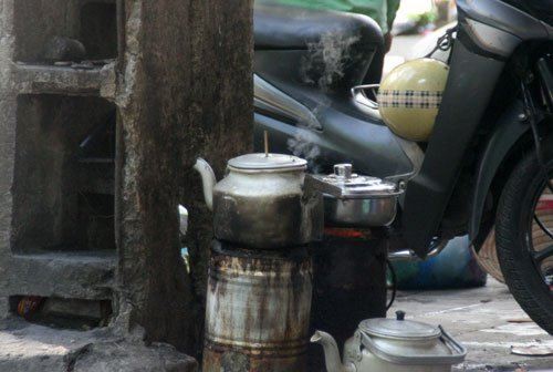 Cảnh tượng một chiếc bếp than tổ ong trên vỉa hè phố phường Hà Nội không còn là hiếm. Diện tích nhà cửa chật hẹp, nhiều hộ dân sử dụng diện tích công cộng như chỗ bếp nhà mình.