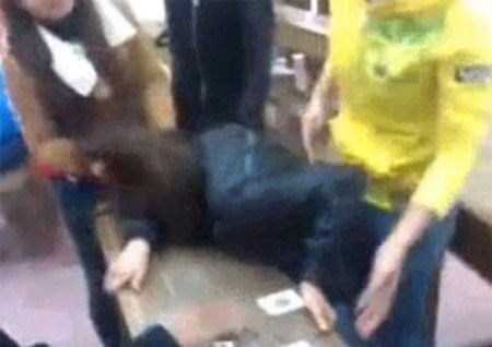 Hình ảnh nhóm nữ sinh đánh bạn trong lớp học (Ảnh cắt ra từ clip)