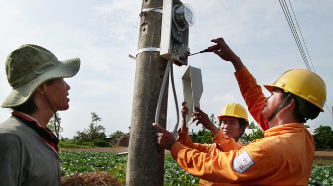 Năm 2012, EVN đã tăng thu hàng ngàn tỉ đồng từ hai lần tăng giá điện - Ảnh: Nguyễn Công Thành
