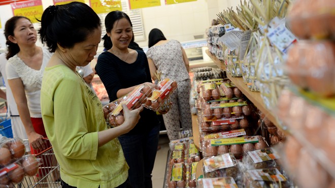 Người dân lựa mua trứng gia cầm tại siêu thị Co.op Mart Rạch Miễu, Q.Phú Nhuận, TP.HCM