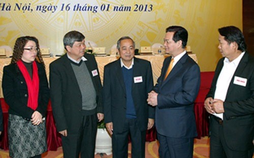 Thủ tướng trao đổi với các đại biểu dự hội nghị - Ảnh: Chinhphu.vn.
