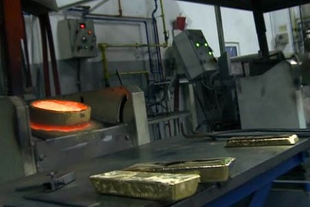 Bên trong một nhà máy luyện vàng ở Thụy Sĩ.