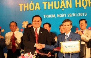 Đại diện Sacombank, ông Phan Huy Khang – Tổng giám đốc (bên trái) và đại diện Eximbank, ông Trương Văn Phước – Tổng giám đốc ký kết thỏa thuận hợp tác