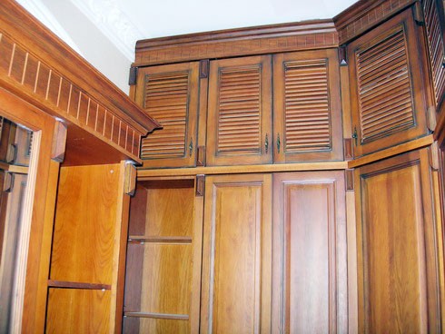 Tủ gỗ âm tường trong các phòng ngủ đã được chủ nhân lắp đặt trước khi sang Mỹ định cư.
