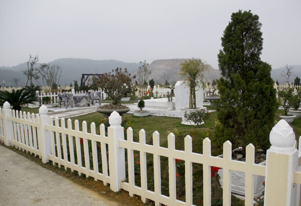 Hàng rào trắng và cây xanh trong khuôn viên ngôi mộ này cũng thường xuyên được chăm sóc cẩn thận.