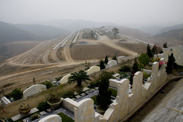 Khu nghĩa trang này có 6 đồi, gồm 5 đồi ngũ hành Kim, Mộc, Thủy, Hỏa, Thổ và đồi Tượng Phật. Trong đó, giá đất ở đồi Tượng Phật đắt nhất, sau đó đến đồi Kim. Ngôi mộ 5 tỷ nói trên nằm ở đồi Kim.