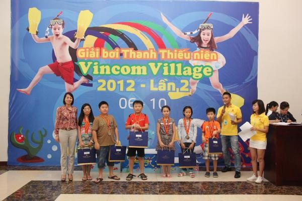 Những nụ cười chiến thắng trong Giải bơi Thanh thiếu niên Vincom Village lần 2 (10/2012)