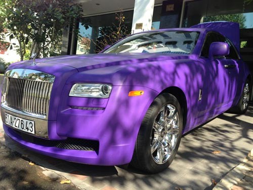 Chiếc Rolls-Royce Ghost của Cường đô la nhận màu tím khá độc