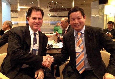 Ông Trương Gia Bình trong cuộc gặp với CEO Dell - Michael Dell tại Davos. Ảnh: FPT