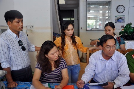 Bà Trần Thanh Hương (ngồi), chủ quán Thu Mai (vốn là quán Như Ý trước đây), tại buổi kiểm tra của đoàn kiểm tra liên ngành TP Vũng Tàu sáng 16/2 - Ảnh: Đông Hà
