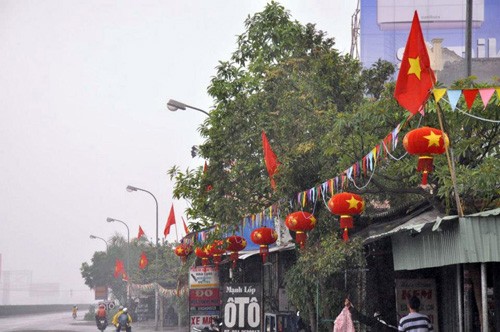 Người dân trên quốc lộ 5 (đoạn qua khu vực Quán Toan, Q.Hồng Bàng, Hải Phòng) đã cắt hình sao vàng dán đè lên chữ “Tam Sa” trên đèn lồng Trung Quốc.