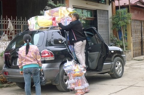 Cảnh ô tô chở hàng ra vào, người chở đồ tấp nập là hình ảnh quen thuộc của làng Đông Hồ trong ngày gần đây.