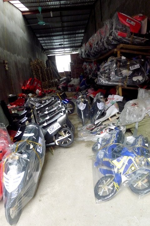 Kho xe máy của một “đại gia” đồ mã tại làng. Ước tính có khoảng hơn 50 chiếc xe máy tay ga thương hiệu đắt tiền có tại đây.