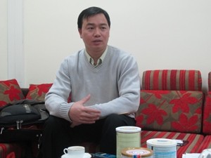 Ông Đặng Quang Mạnh, Giám đốc công ty Mạnh Cầm trả lời báo chí về sản phẩm sữa dê Danlait