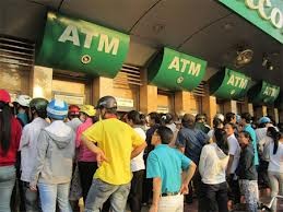 Chính sách thu phí ATM sẽ giúp cải thiện chất lượng phục vụ trong thời gian tới?Ảnh minh họa.