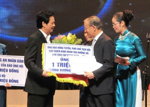 Ông Đào Hồng Tuyển trao 1 triệu USD ủng hộ nạn nhân thiên tai Nhật Bản.
