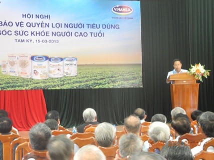 Ông Nguyễn Ngọc Thành - Trưởng bán hàng Vùng, Công ty Vinamilk chia sẻ với người tiêu dùng Quảng Nam các thông tin về công ty.