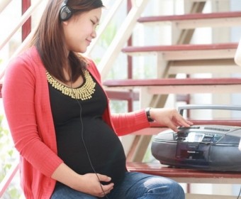 Nghe nhạc quá to ảnh hưởng đến thính giác của thai nhi từ trong bụng mẹ