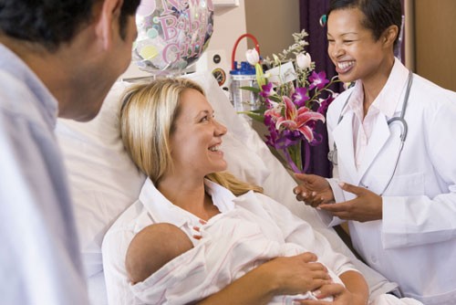 Quá trình sinh nở tự nhiên sẽ an toàn hơn cho mẹ và bé - Ảnh: Shutterstock