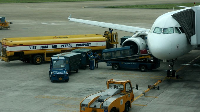 Phí xăng dầu cao là một trong những lý do khiến các hãng hàng không nội địa gặp khó khăn. Trong ảnh: Bơm xăng tại sân bay Tân Sơn Nhất