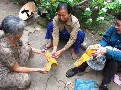 Người dân huyện Tuy An, Phú Yên lo lắng khi mang dép nhựa có chữ Trung Quốc bị ngứa và đau chân