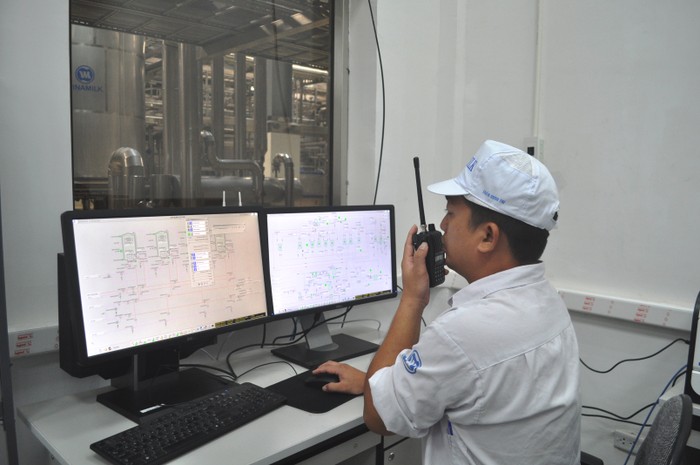Kỹ sư đang vận hành dây chuyền sản xuất hoàn toàn tự động tại phòng điều khiển trung tâm của nhà máy.