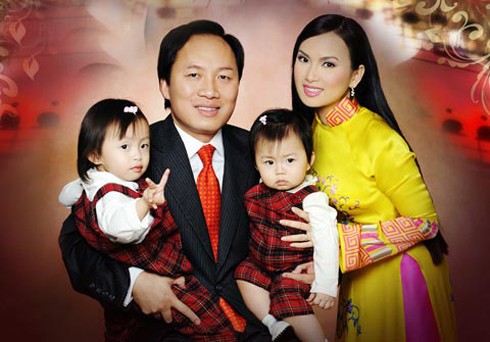 Vợ chồng Chính Chu - Hà Phương cùng 2 cô con gái.