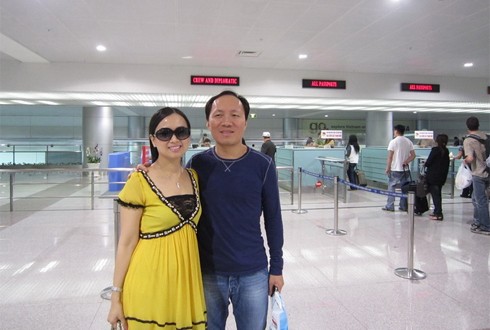 Chính Chu và vợ trong một lần về Việt Nam. Ảnh: Ha Phuong Foundation