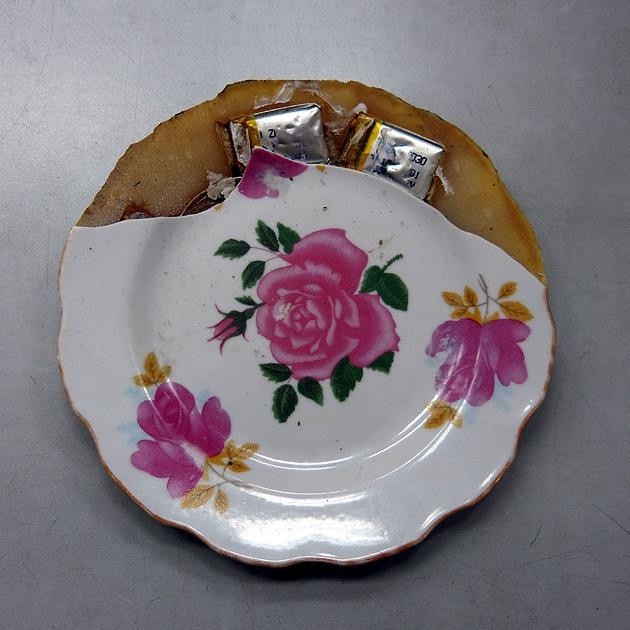 Nhiều gia đình sử dụng loại đĩa hoa in hồng này.