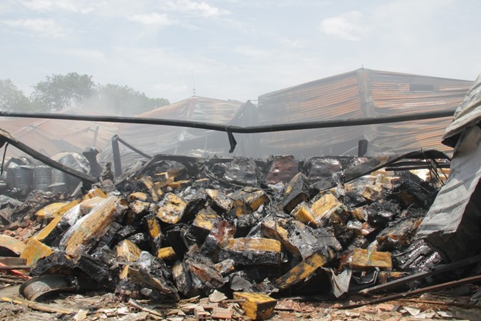 Hệ thống khung sắt, mái tôn nhà kho cùng toàn bộ nhiều loại hàng hóa tan hoang sau vụ cháy.