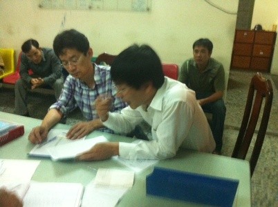 Ông Hirako (áo màu) và phiên dịch đang khai báo sự việc tại Công an phường 7 – Q.3, TP HCM.