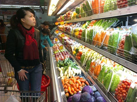 Các bà nội trợ thắt chặt chi tiêu khiến giá trị trung bình của giỏ hàng trong siêu thị giảm mạnh từ 300.000 xuống 270.000 đồng. Ảnh: AQ