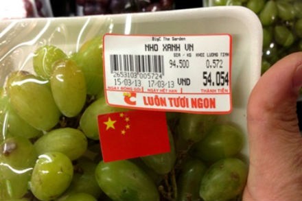 Tại sạp bán nho của siêu thị Big C the Garden (Mỹ Đình, HN), khách hàng đã phát hiện những hộp nho bên ngoài niêm yết giá có dòng chữ ghi Made in Vietnam, nhưng bên trong lại dán cờ… Trung Quốc.