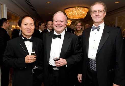 Ông Chính Chu (ngoài cùng, bên trái) được giới cho là một trong những tỷ phú gốc Việt đầu tiên, với số tài sản khoảng 1,1 tỷ USD.