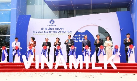 Thủ tướng Nguyễn Tấn Dũng (giữa) và đoàn đại biểu cấp cao Chính phủ đã tham dự Lễ khánh thành Công trình Nhà máy sữa bột trẻ em Việt Nam của Công ty Cổ phần sữa Việt Nam (Vinamilk).