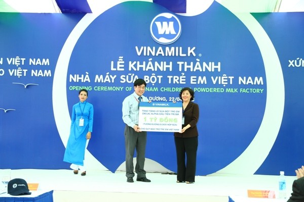 Bà Mai Kiều Liên – Chủ tịch HĐQT kiêm TGĐ Vinamilk (phải) trao tặng 1 tỷ đồng cho Quỹ Bảo trợ trẻ em tỉnh Bình Dương.