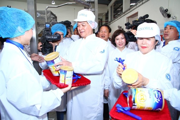 Thủ tướng Nguyễn Tấn Dũng và bà Mai Kiều Liên – Chủ tịch HĐQT kiêm TGĐ Vinamilk đã ký tặng “10,000 hộp sữa bột trẻ em Dielac Alpha” được sản xuất đầu tiên trên dây chuyền hiện đại tại nhà máy trị giá khoảng 1 tỷ đồng.