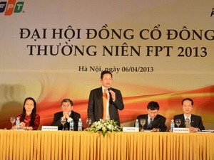 Ông Bùi Quang Ngọc, ngồi thứ hai bên trái, được cho là sẽ thay ông Bình làm Tổng Giám đốc. (Nguồn: FPT)
