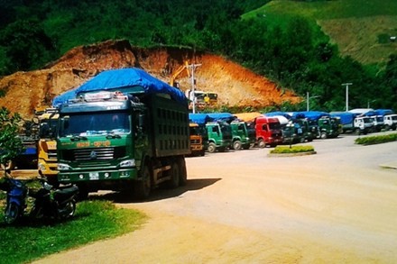 Các đoàn xe chờ ăn than tại mỏ than lộ thiên Bản Đon của Lào.