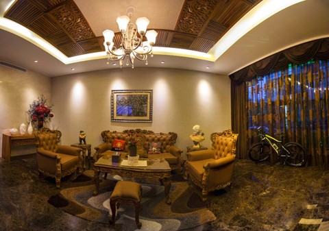 Phòng khách được trang trí bởi bộ sofa bằng gỗ nu quý hiếm. Đây chính là nơi chủ nhân họp gia đình, tiếp khách.