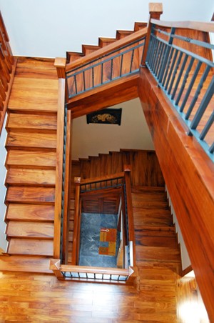 Cầu thang đặt lát gỗ gõ đỏ, nhập từ Lào, có độ dày 5 phân mỗi miếng.