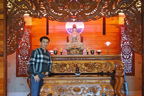 Bàn thờ chính, nơi thờ người vợ yêu đã mất của vị doanh nhân. Bàn thờ được làm từ làng nghề Đồng Kỵ, Bắc Ninh và chạm trổ ở Huế. Tượng phật được thỉnh tại Huế.