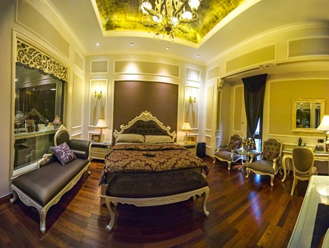 Căn phòng ngủ được trang hoàng theo phong cách cổ điển Châu Âu.