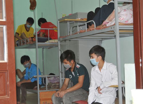 100% học sinh, giáo viên trường THPT Dân tộc nội trú tỉnh Lào Cai phải mang khẩu trang y tế để phòng ngừa lây lan cúm A H1N1 - Ảnh: Tùng Lâm