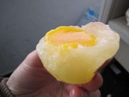 Một loại trứng gà Trung Quốc có lòng đỏ bất thường (Ảnh tư liệu)