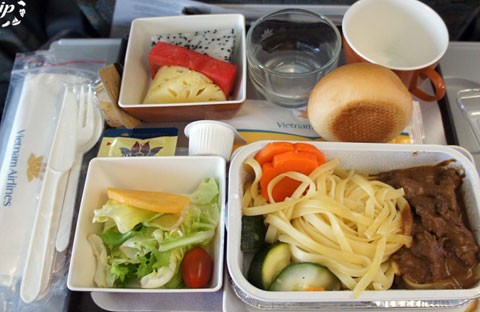 Vietnam Airlines có công ty cung cấp suất ăn riêng là công ty cổ phần suất ăn hàng không Nội Bài. Những suất ăn của Vietnam Airlines khá đa dạng, phục vụ cả yêu cầu cá nhân của hành khách. Đây là suất ăn trên khoang hạng phổ thông - chặng bay quốc tế của hãng.