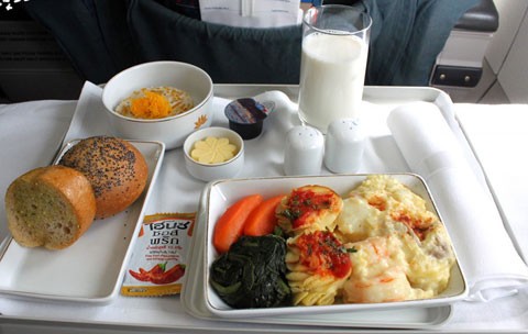 Với 3 hạng ghế ngồi, Vietnam Airlines cũng phục vụ những món ăn với chất lượng khác nhau. Đây là suất ăn hạng thương gia trên đường bay quốc tế của hãng.