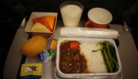 Món ăn được coi là truyền thống của Vietnam Airlines - cơm bò, phục vụ cả trong những chặng bay quốc tế và trong nước.