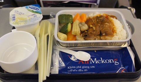 Hãng hàng không vừa tạm ngừng bay Air Mekong được đánh giá là có suất ăn ngon nhất. Hình ảnh suất ăn trên đường bay dài của hãng từ Hà Nội đến TP.HCM.